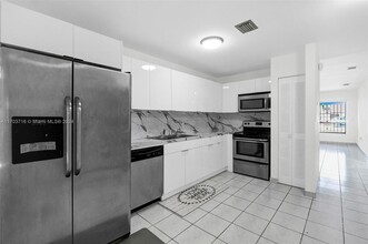 2401 SW 102nd Ave in Miami, FL - Building Photo - Building Photo