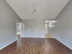 722 E Brown Ln in Deer Park, TX - Foto de edificio - Building Photo