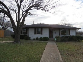 11425 Lochwood Blvd in Dallas, TX - Building Photo