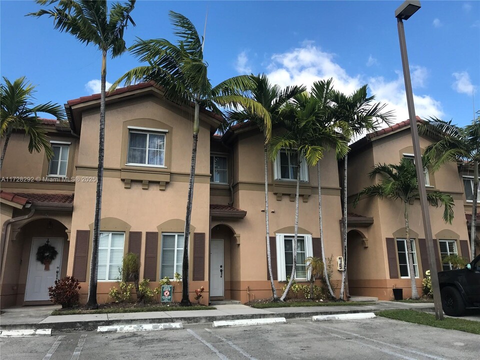 10803 NW 83rd St in Doral, FL - Building Photo