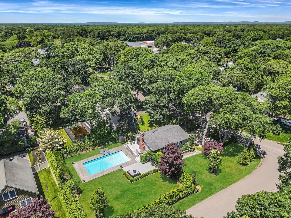 3 Crestview Dr in West Hampton Dunes, NY - Building Photo