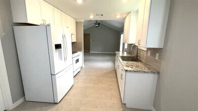 212 Stratmore Dr in Friendswood, TX - Building Photo - Building Photo