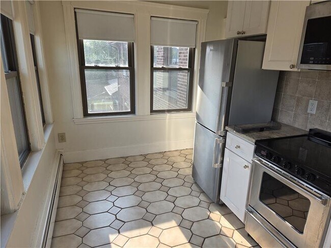 240 Waverley Ave in Watertown, MA - Building Photo - Building Photo