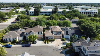 92 W Barcelona Ln in Clovis, CA - Foto de edificio - Building Photo