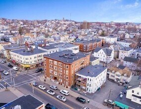 526 Western Ave in Lynn, MA - Foto de edificio - Building Photo