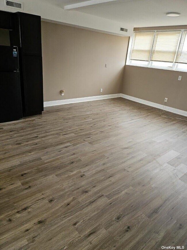 524 Merrick Rd in Lynbrook, NY - Building Photo - Building Photo