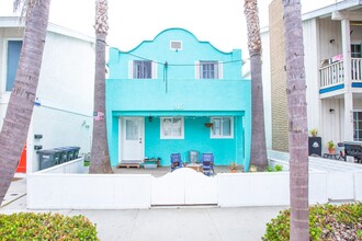 915 E Balboa Blvd in Newport Beach, CA - Building Photo - Building Photo