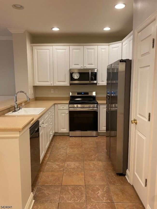 258 Riverwalk Way in Clifton, NJ - Building Photo - Building Photo