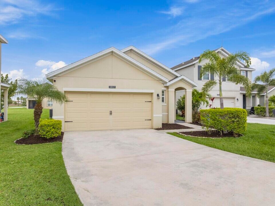 10057 SW Newberry Ave in Port St. Lucie, FL - Building Photo