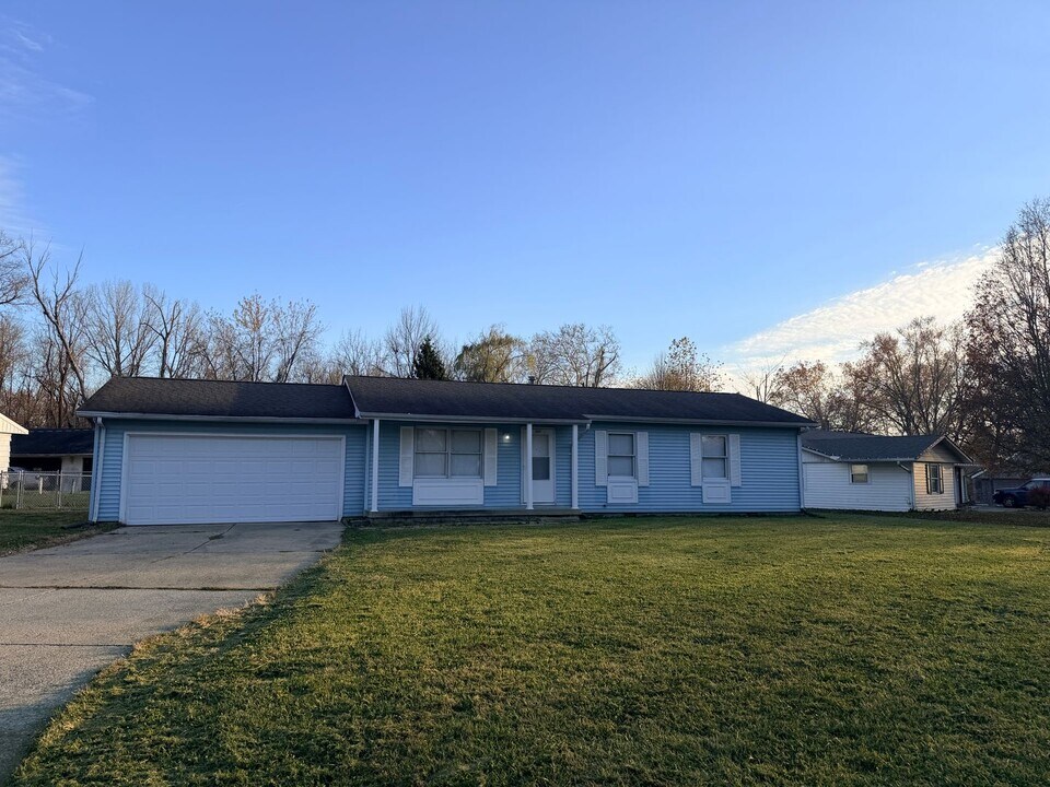 1039 Rolling Hill Rd in Greenwood, IN - Foto de edificio