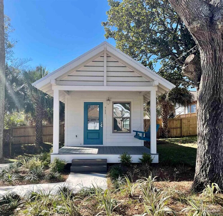 711 N 10th Ave in Pensacola, FL - Building Photo