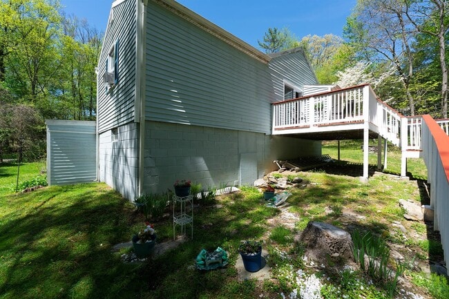 21 Van Dam Rd in Hyde Park, NY - Building Photo - Building Photo