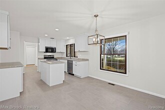 28977 Lake Park Dr in Farmington Hills, MI - Building Photo - Building Photo