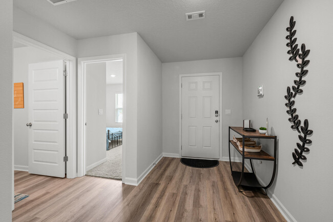 557 Mary Lou Way in Crestview, FL - Foto de edificio - Building Photo