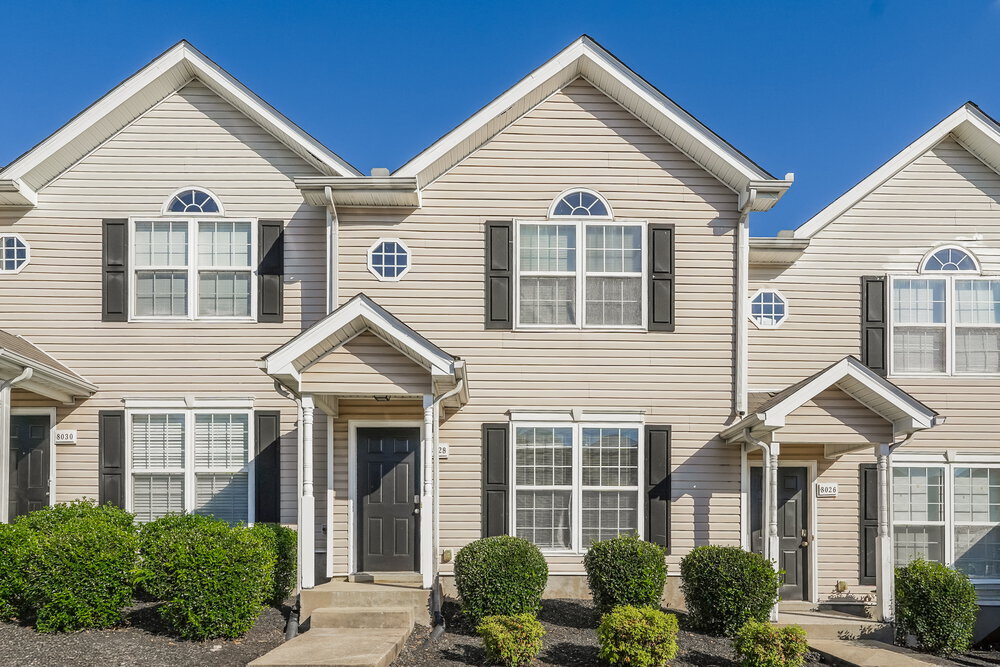 8028 Logan Dr in La Vergne, TN - Foto de edificio