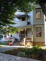 38 Rhode Island Ave in Newport, RI - Building Photo