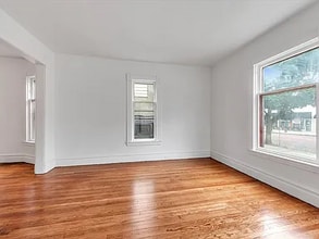 1560 Wealthy St SE in Grand Rapids, MI - Building Photo - Building Photo