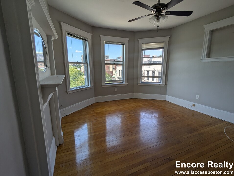 13 Pleasant St, Unit 3 in Cambridge, MA - Building Photo