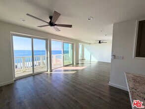 11862 Ebbtide Ln in Malibu, CA - Foto de edificio - Building Photo