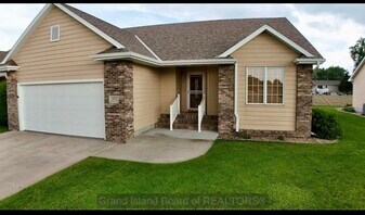 4021 Sandalwood Dr in Grand Island, NE - Building Photo