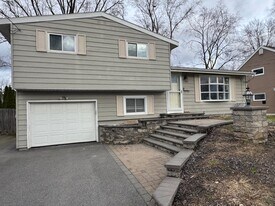 7 Limetree Ln in Liverpool, NY - Building Photo