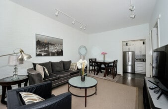 7 W 82 St in New York, NY - Building Photo - Building Photo