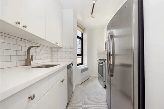 245 E 44th St, Unit 19A in New York, NY - Foto de edificio - Building Photo
