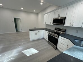 119 W Rogues Path in Huntington, NY - Building Photo - Building Photo