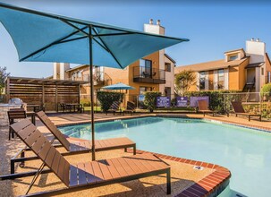 Amber Creek Apartments in Garland, TX - Foto de edificio - Building Photo