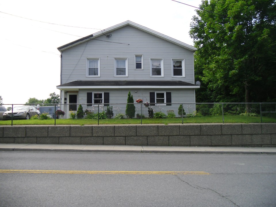 102 Main St in Ravena, NY - Foto de edificio