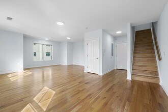 437 Whiton St in Jersey City, NJ - Building Photo - Building Photo