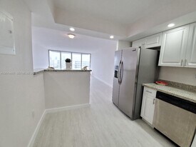 18011 Biscayne Blvd in Aventura, FL - Building Photo