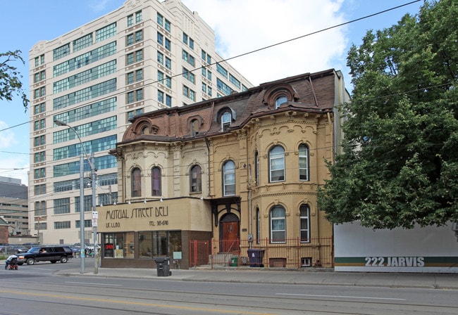 154 Dundas St E in Toronto, ON - Building Photo - Building Photo