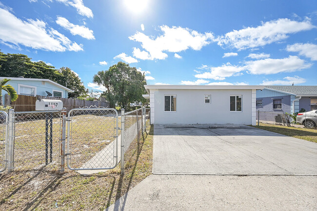 1157 W 36th St in West Palm Beach, FL - Foto de edificio - Building Photo