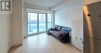 30 Upper Mall Wy in Vaughan, ON - Building Photo - Building Photo