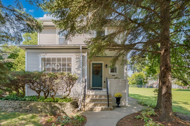 1322 Wilmette Ave, Unit 2nd floor in Wilmette, IL - Building Photo - Building Photo