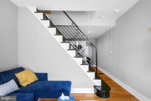 441 E Flora St in Philadelphia, PA - Building Photo