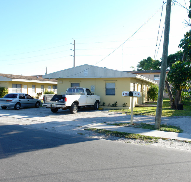 21 SW 5th Ave in Dania, FL - Building Photo - Building Photo