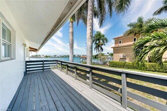 31 W Pelican St in Naples, FL - Building Photo - Building Photo