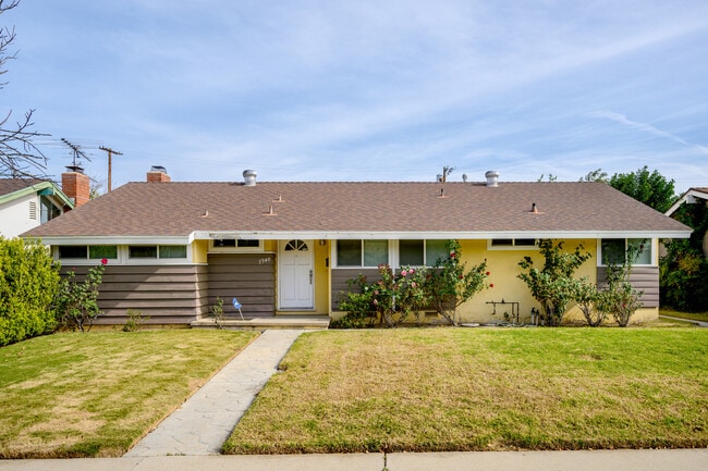 7948 De Soto Ave in Canoga Park, CA - Building Photo - Building Photo