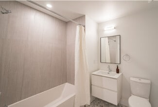 2101 Washington Ave in Philadelphia, PA - Building Photo - Building Photo