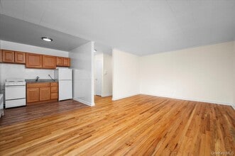 437 Pelham Rd in New Rochelle, NY - Building Photo - Building Photo