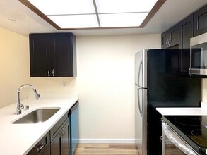 9350 Redmond Woodinville Rd NE, Unit B112 in Redmond, WA - Foto de edificio - Building Photo