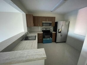 2820 Somerset Dr in Lauderdale Lakes, FL - Building Photo - Building Photo