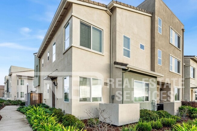 3698 E Commerce Way in Sacramento, CA - Building Photo - Building Photo