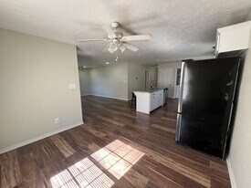 664 W Tram Rd in Vidor, TX - Building Photo