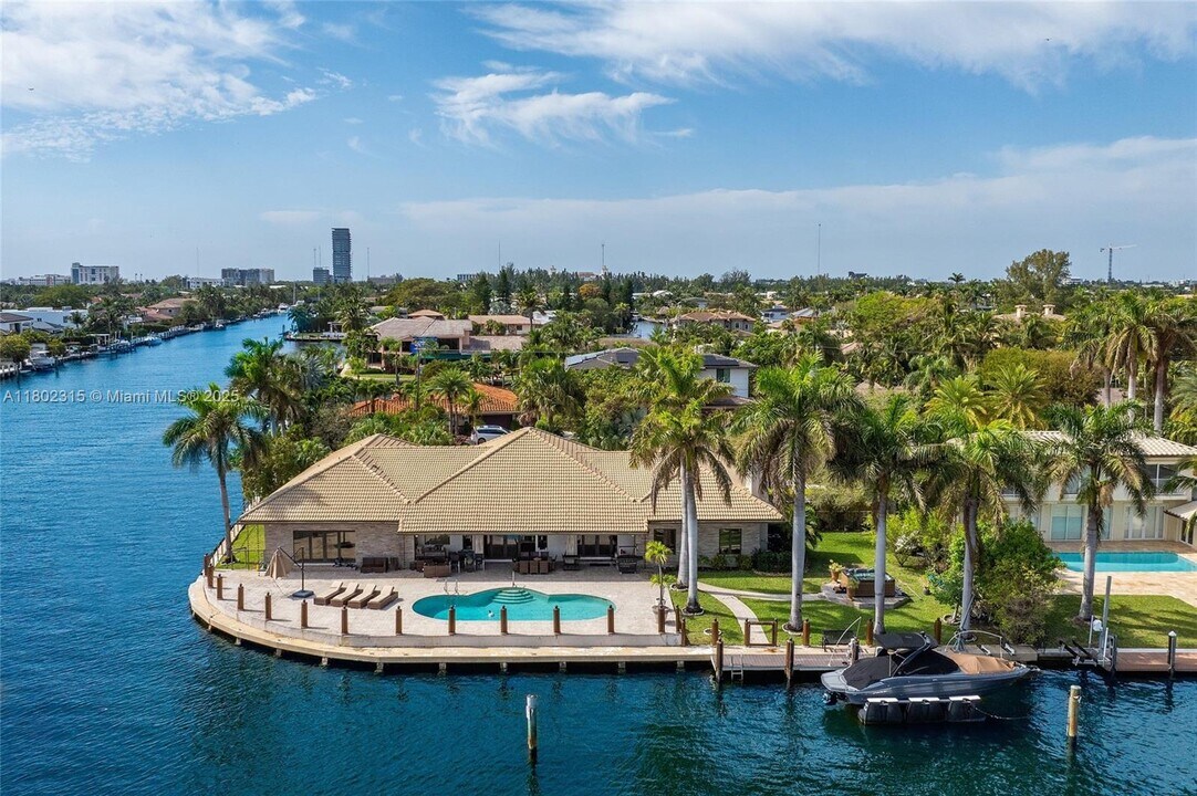 655 Hibiscus Dr in Hallandale Beach, FL - Building Photo