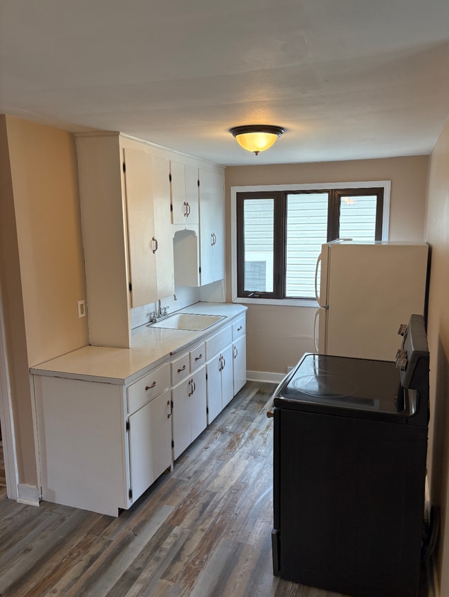 151 Whitehall Ave, Unit Upper