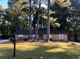 4771 Valley Dale Dr SW in Lilburn, GA - Building Photo