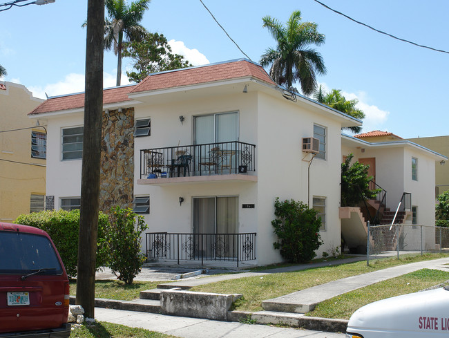 1354 SW 3rd St in Miami, FL - Foto de edificio - Building Photo